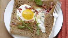 Galette de sarrasin au Bresse Bleu et aux lardons