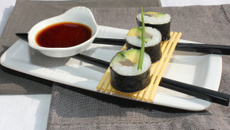 Maki sushi au maquereau, concombre et avocat