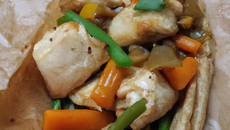 Papillote de poulet aux petits légumes croquants