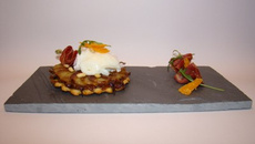 Tatin d'échalotes et de rattes, œuf poché, coppa et vieille mimolette