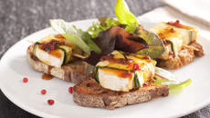 Tendre bûche Chavroux rôtie aux baies roses, mesclun et caramel