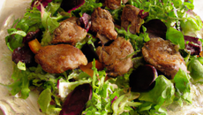 Fritons de canard en salade
