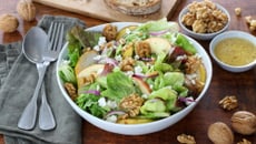 Salade de mesclun aux pommes, poires, fêta et Noix du Périgord AOP