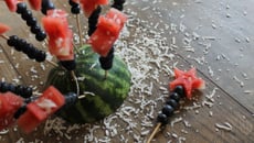 Brochettes de fruits pastèque et myrtilles