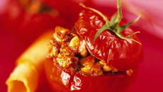 Tomates grappes de France farcies aux avelines caramel d'orange au safran