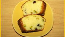 Moelleux au chocolat blanc, pistaches et cranberries