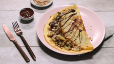 Crêpes à la banane flambée, cacahuètes et chocolat