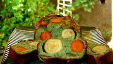 Cake au pesto, thon et légumes