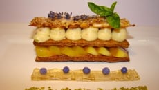 Mille et Une Feuille de nougat au miel de lavande, émincé de pêche pochée au basilic et sa petite gelée