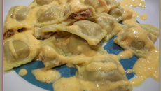 Ravioles safranées au thon-tomates séchées & sauce Feta-poivrons