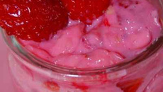 Riz au lait aux fraises et aux pralines roses