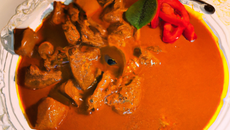 Lamelles de porc sautées au curry rouge et lait de coco