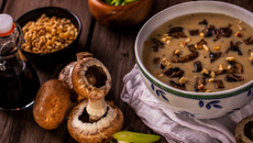 Velouté de cèpes aux noisettes, chips de speck