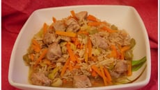 Wok de porc, riz et petits légumes à la coriandre et au gingembre