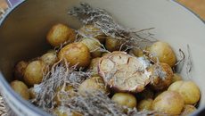 Cocotte de pommes de terre primeur de Noirmoutier au gros sel gris