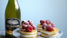 Mille feuille de crêpes, mousse de fromage blanc et framboises