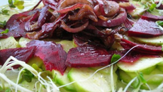 Carpaccio betteraves courgettes aux oignons rouges caramélisés