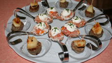 Amuses bouches andouillette pomme pamplemousse et surimi