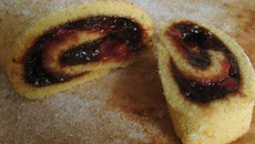 Gâteau roulé à la confiture de fraises et aux fraises fraîches