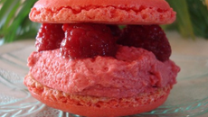 Bavarois framboisé en coques de macaron