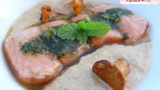 Saumon d'Ecosse mi-cuit, crème de girolles, pesto de menthe et wasabi