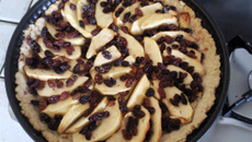 Tarte pomme-amande-raisins secs