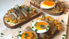 Tartine de poisson mariné à l'œuf poché et oignons frits