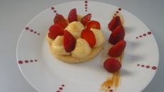 Sablé breton, crème pâtissière vanillée et ses fraises