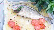 Dorade au four sur lit de pommes de terre
