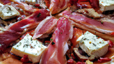 Pizza au fromage de chèvre, jambon fumé et chorizo