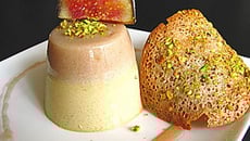 Foie gras aux figues façon panna cotta et sa tuile épicée