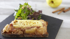 Croque campagne à la pomme, jambon de parme et Saint Nectaire