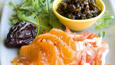 Pruneaux enracinés au raifort, tomate râpée et saumon frais