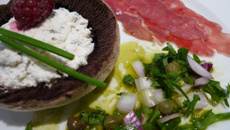 Portobelllos farcis au chèvre, vinaigrette au thé matcha.