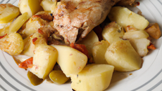 Cuisse de poulet à la provençale et pommes de terre en rosace