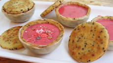 Tarte aux pralines roses revisitée aux graines de sésame noir complet bio et baies roses