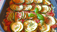 Gratin de courgettes à la tomate et basilic