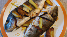 Panais et daurade rôtie au four