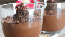 Mousse au chocolat noir et éclats de fèves de cacao