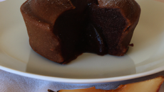 Cake au chocolat fondant et poire au sirop