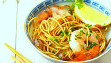Bouillon asiatique de nouilles chinoises aux crevettes