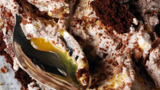 Gâteau au chocolat, chantilly au chocolat et passion