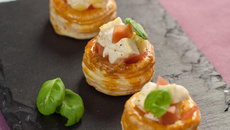 Mini vols au vent de Caprice des Dieux mariné, jambon cru et basilic