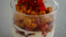 Tapis de groseilles sur chocolat blanc et spéculos