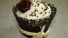 Cupcake au chocolat cœur chocolat noir, glaçage chantilly sucrée