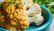 Chou-fleur entier rôti au four