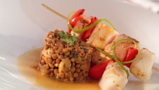 Lentilles et brochettes de poisson sauce gingembre