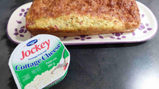 Cake moelleux au Cottage Cheese, oignons, moutarde et jambon
