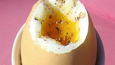 Œuf à la coque aux poivres