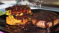 Tournedos au caramel de poivron vert et son mille-feuilles de caviar de poivron aux saveurs d'épinards et de cacahuète.
